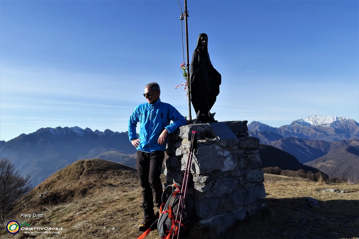 64 Alla Madonnina de 'I Canti' (1563 m) con vista in Resegone.JPG